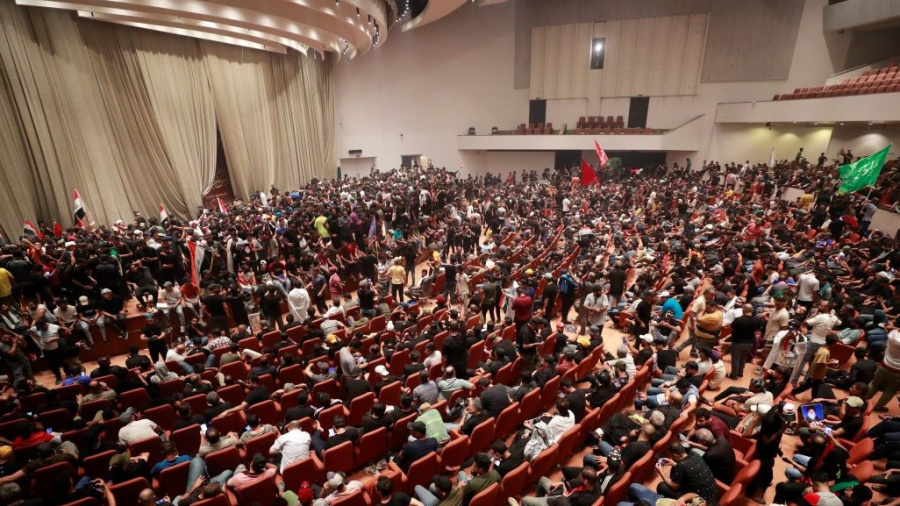 Les partisans de Sadr investissent de nouveau le Parlement