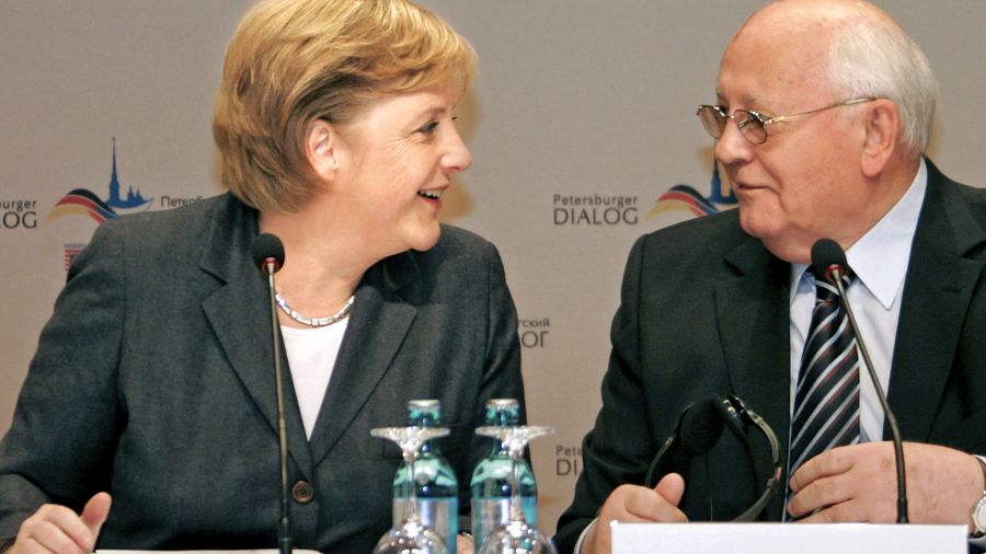 Gorbatchev: la communauté internationale salue «un homme de paix»