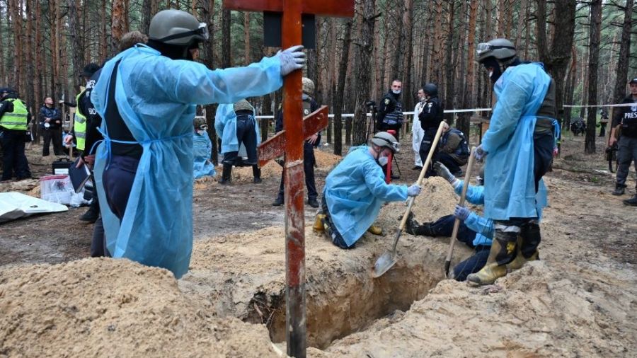 Découverte de centaines de corps d'Ukrainiens torturés ou exécutés