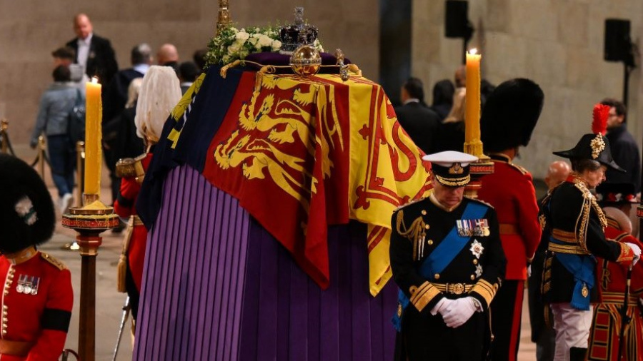 Elizabeth II: veillée funèbre des princes et du peuple