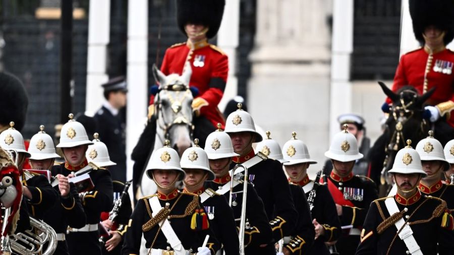 Une procession funèbre dans la tradition royale britannique