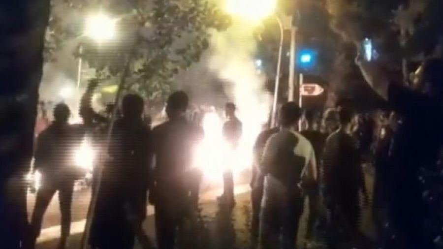 La nuit tombée, les manifestants investissent les rues iraniennes