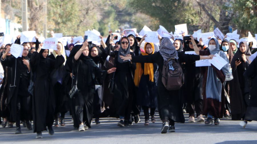 Défiant les talibans, des étudiantes manifestent en Afghanistan