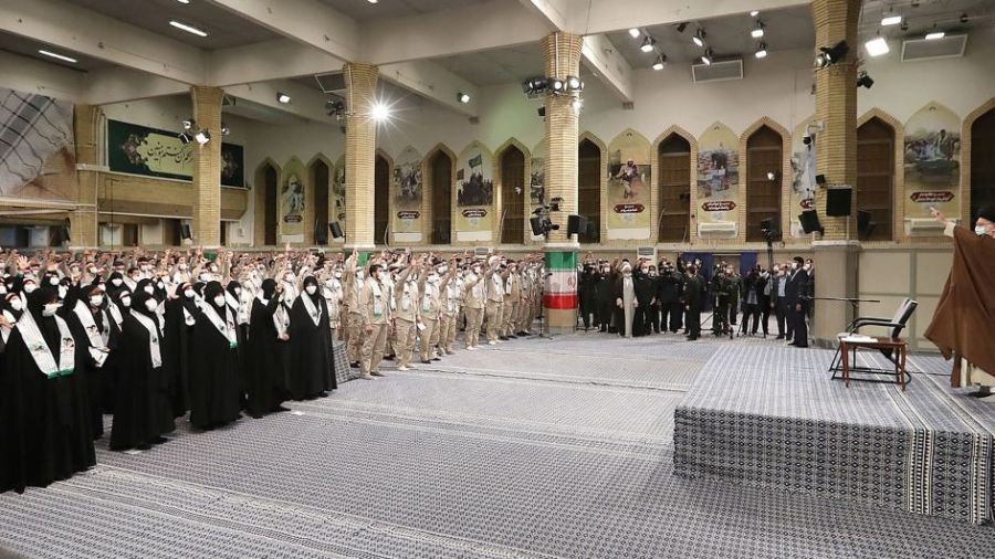 L'Iran menace Paris de «réagir» aux caricatures de Khamenei
