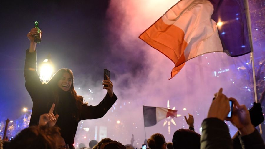 Liesse et débordements après la victoire des Bleus