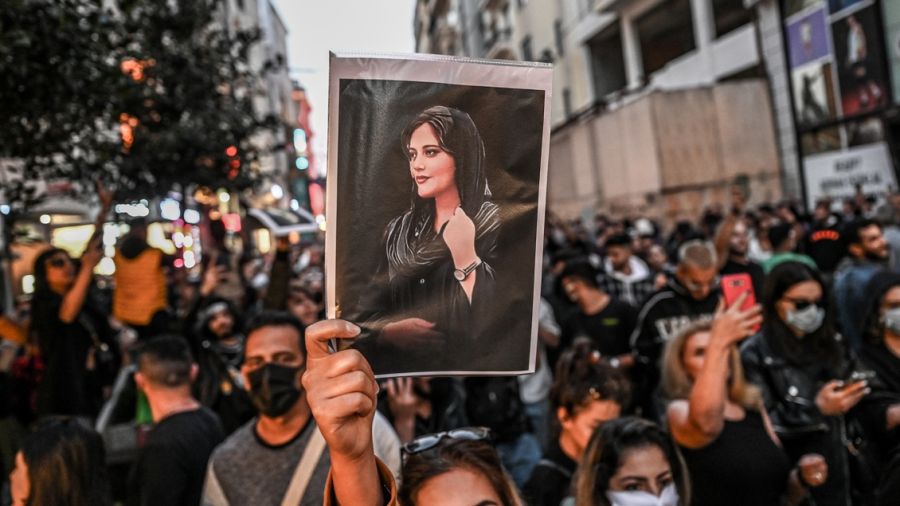 Iran: Punie pour avoir interviewé le père d'Amini