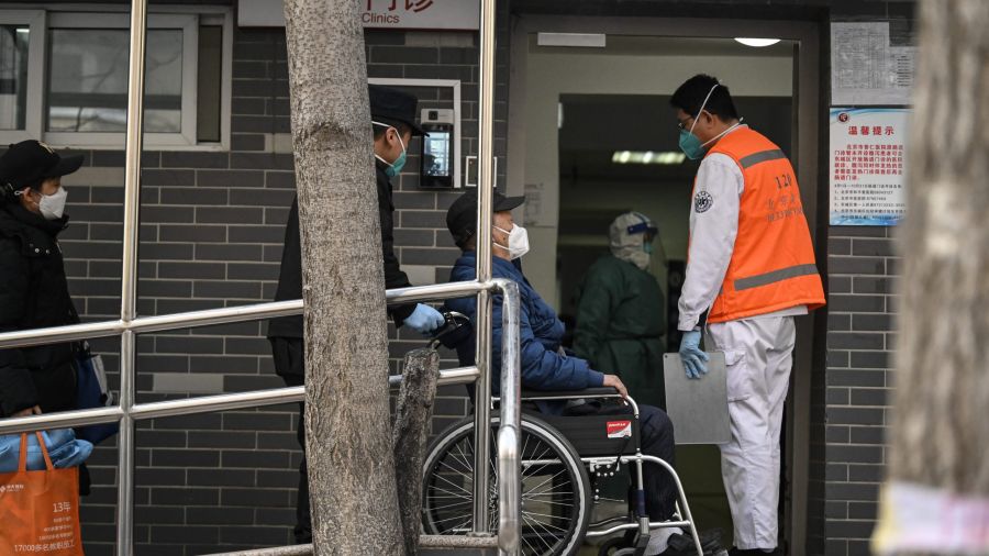 En Chine, la vague Covid déferle, les crématoriums débordés