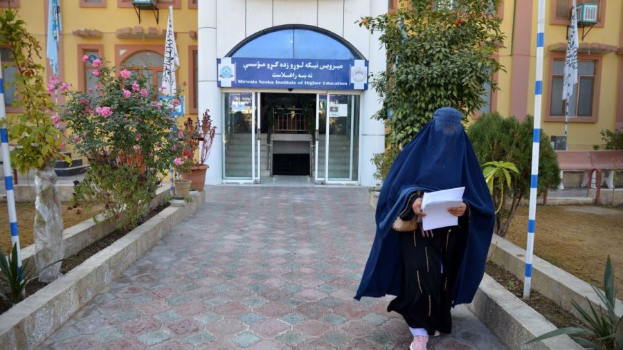 Les Afghanes privées d'université pour «non-port du hijab»