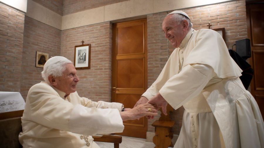Le pape François appelle à prier pour Benoît XVI
