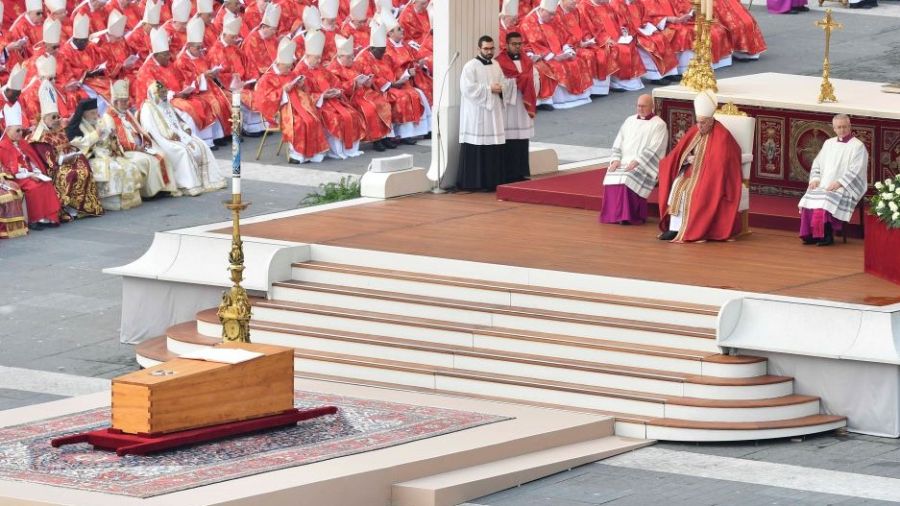Benoît XVI inhumé au Vatican en présence de 50.000 fidèles