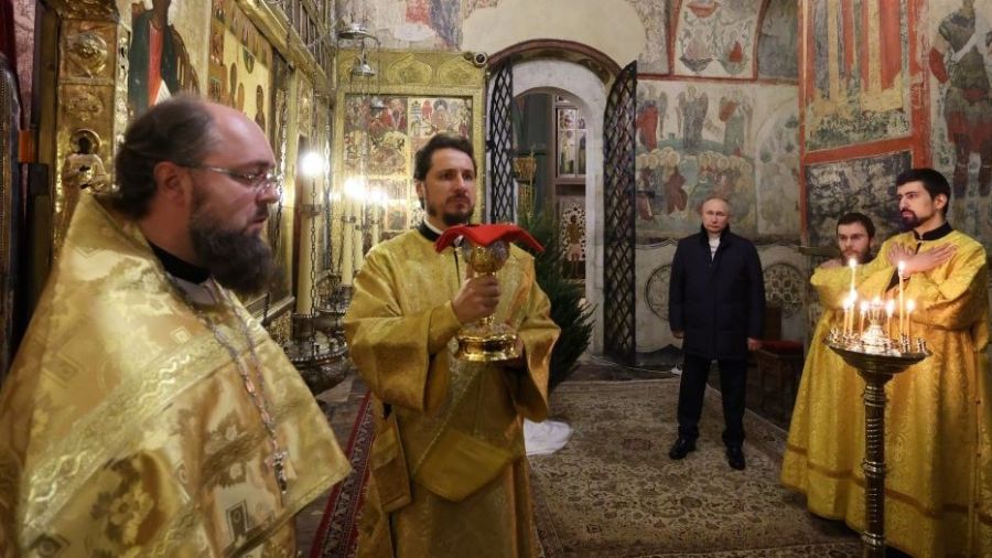 Kiev célèbre Noël en pleine guerre, Poutine fête seul au Kremlin