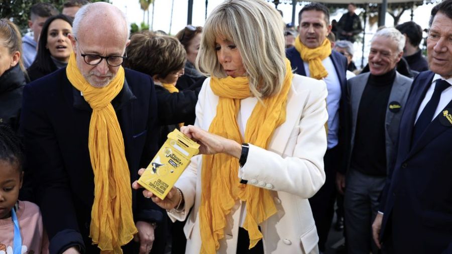Brigitte Macron irrite la gauche en défendant le Président