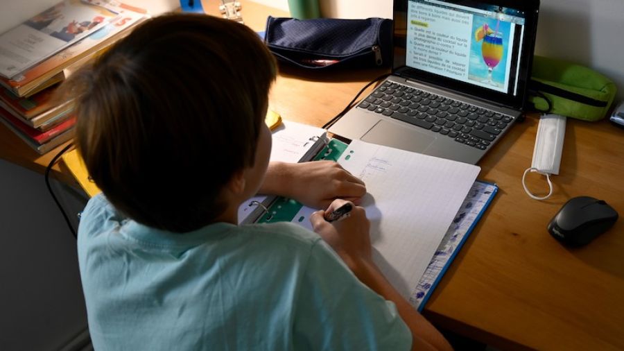 La France veut renforcer l'éducation numérique de ses élèves