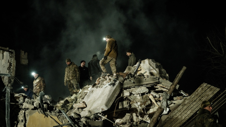 Lourdement bombardée, l'Ukraine repousse un assaut contre Bakhmout