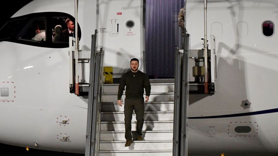 Ovationné à Bruxelles, Zelensky réclame des avions de combat