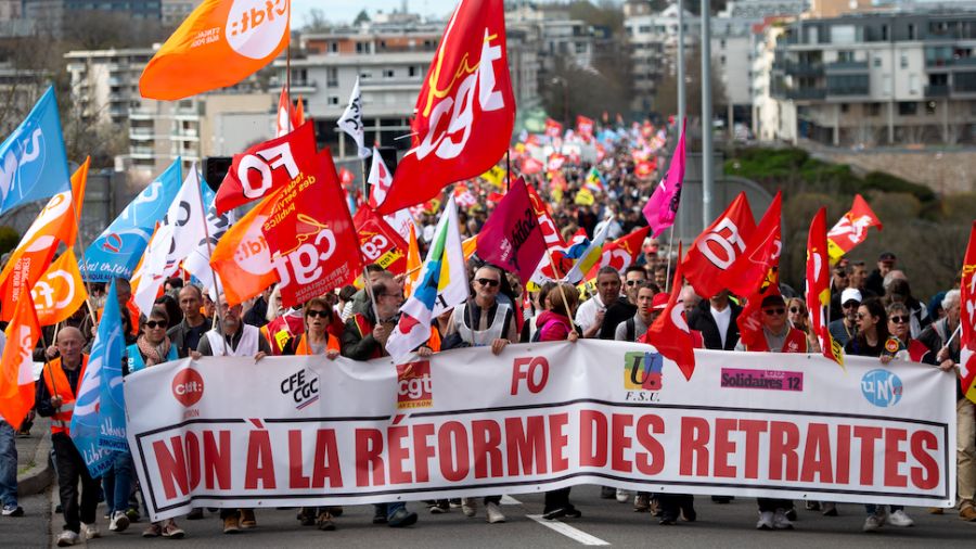 Retraites: violences et vandalisme à Paris