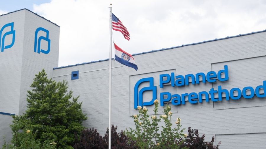 Un juge fédéral abolit la pilule abortive, Biden s'insurge