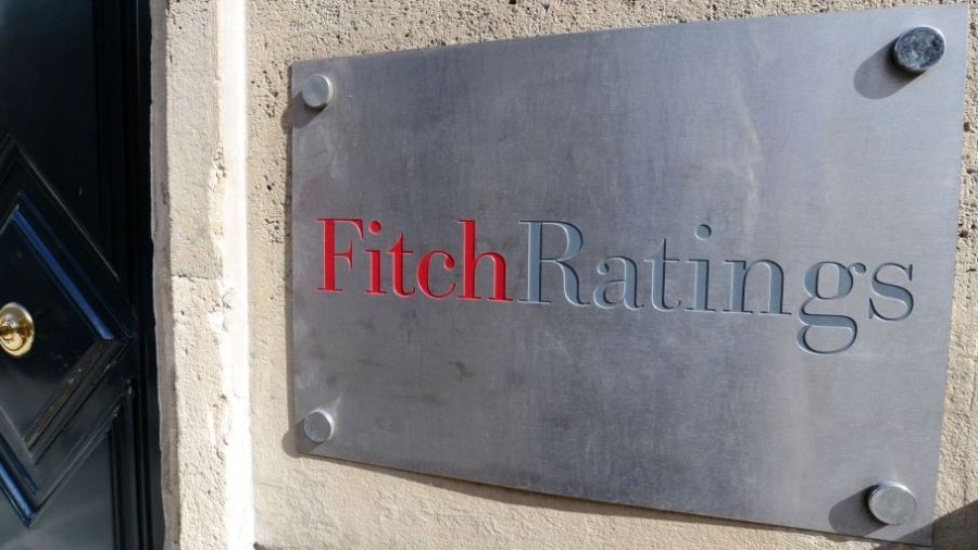 Alarmée par les tensions sociales, Fitch dégrade la note française