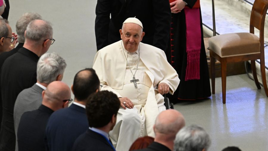 Le pape François, fiévreux, annule ses rendez-vous