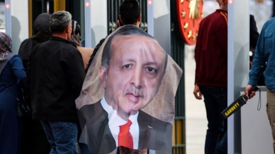 Après la victoire, Erdogan s'autohérite d'un pays en crise
