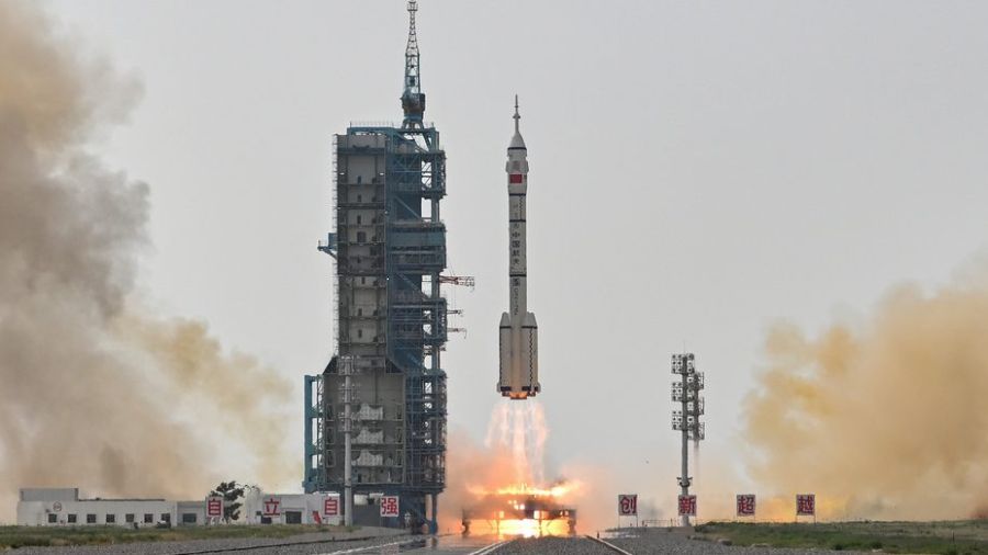 Chine: premier civil envoyé dans l'espace