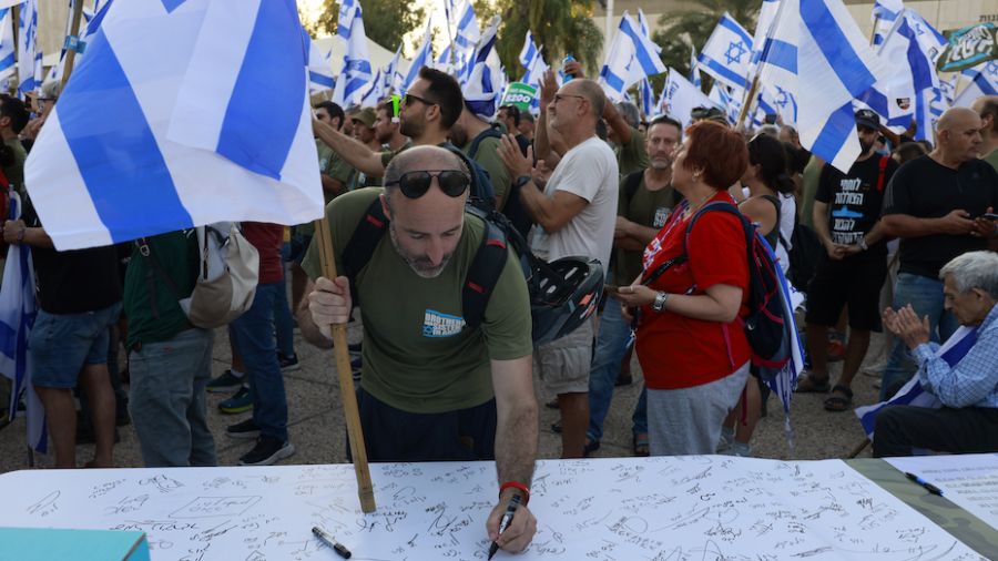 De Tel-Aviv à Jérusalem, une marche contre la réforme judiciaire