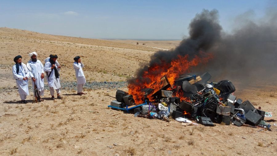 Les talibans brûlent des instruments de musique «immoraux»