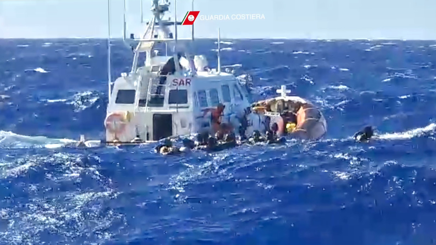 Migrants: Onze morts et des dizaines de disparus au large de l'Italie