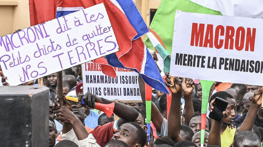 Face aux putschs, la France «déconnectée»