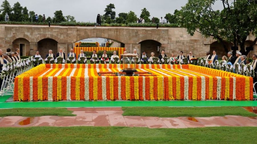Pieds nus, les leaders du G20 rendent hommage à Gandhi