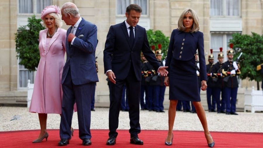 Accueil cordial pour Charles III sur les Champs Elysées