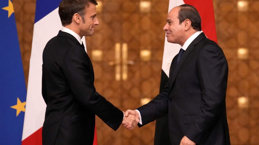 Macron plaide pour relancer le processus de paix à Amman et au Caire