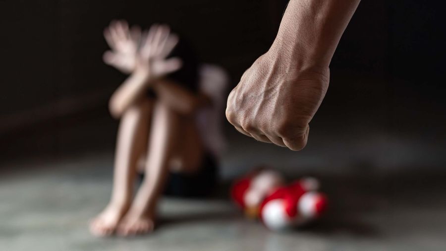 «C’est pour ton bien», la phrase qui apprend à l’enfant à subir en silence