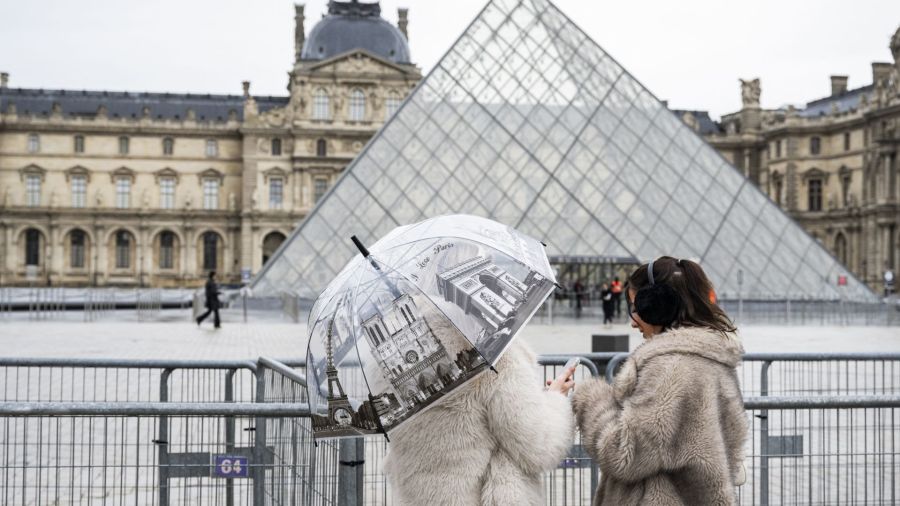 Après plusieurs semaines de grève, le Louvre ouvre partiellement ce lundi