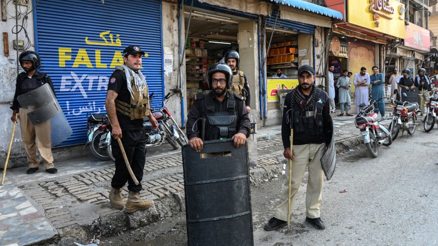 Pakistan: des centaines de partisans d'Imran Khan arrêtés dans une province du nord, selon la police