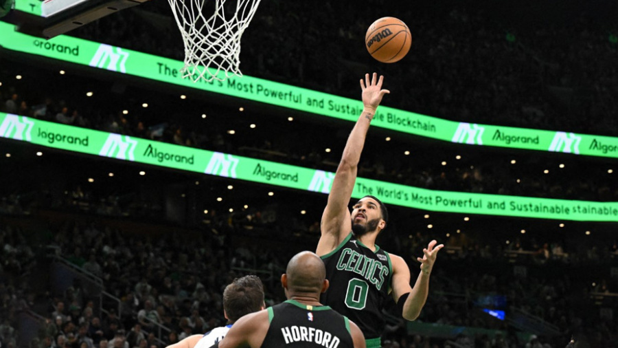 NBA: série de dix succès pour les Celtics, Giannis porte les Bucks