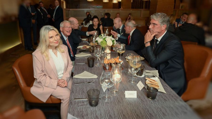 Qui sont les sénateurs bipartisans présents au dîner du Four Seasons ?