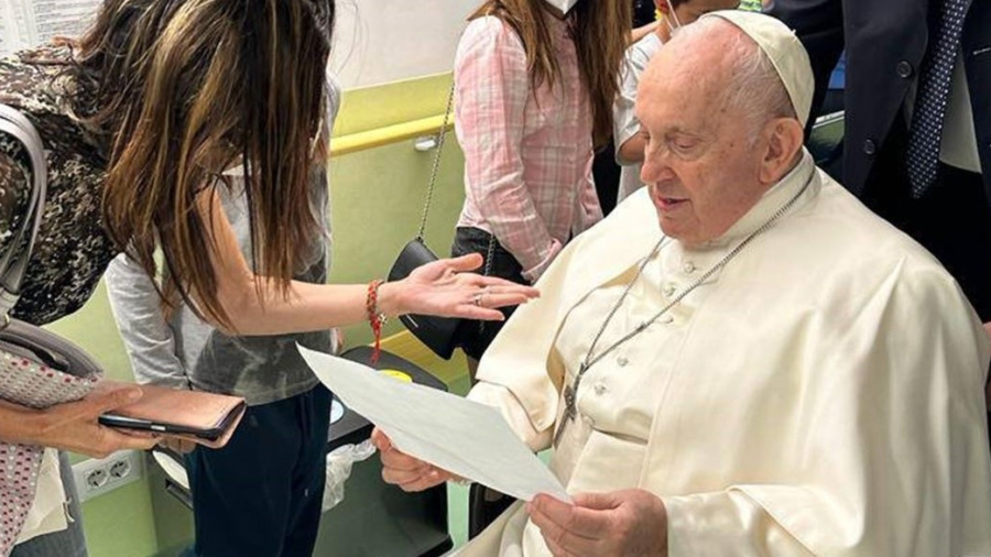 Le Pape regagne le Saint-Siège après son hospitalisation