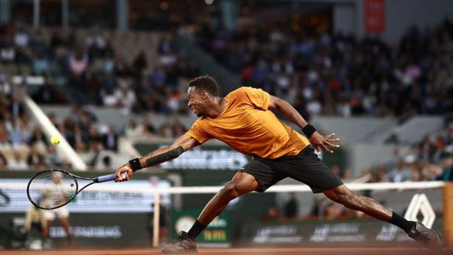 Roland-Garros: Alcaraz lâche un set, la polémique Djokovic enfle