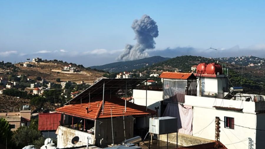 Patrouille israélienne aux abords de Deir Mimas et frappes de missiles sur Sajd