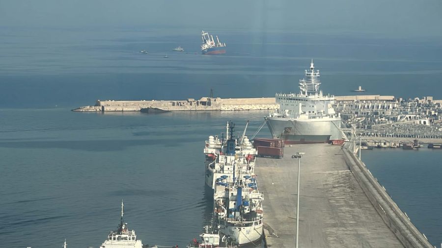 Le Seahorse échoué au large de Beyrouth, la Défense civile intervient