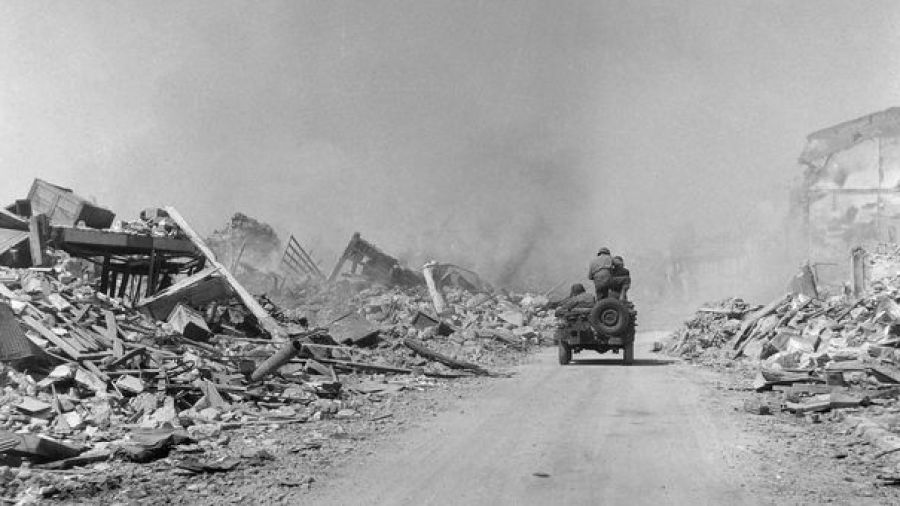 Quatre-vingts ans après 1945, la mémoire en guerre