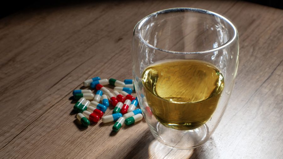 Ce que l’alcool fait en secret à vos médicaments