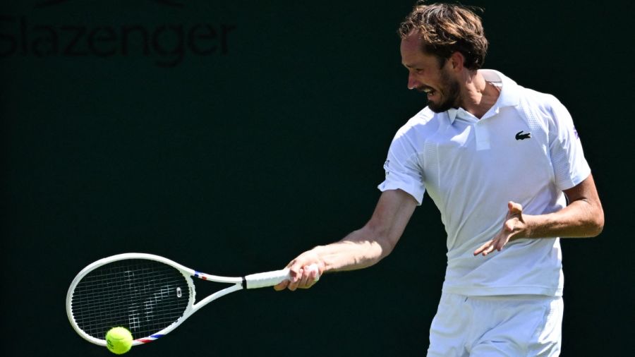 Wimbledon: l'ex-N.1 mondial Daniil Medvedev éliminé dès le 1er tour par le Français Bonzi