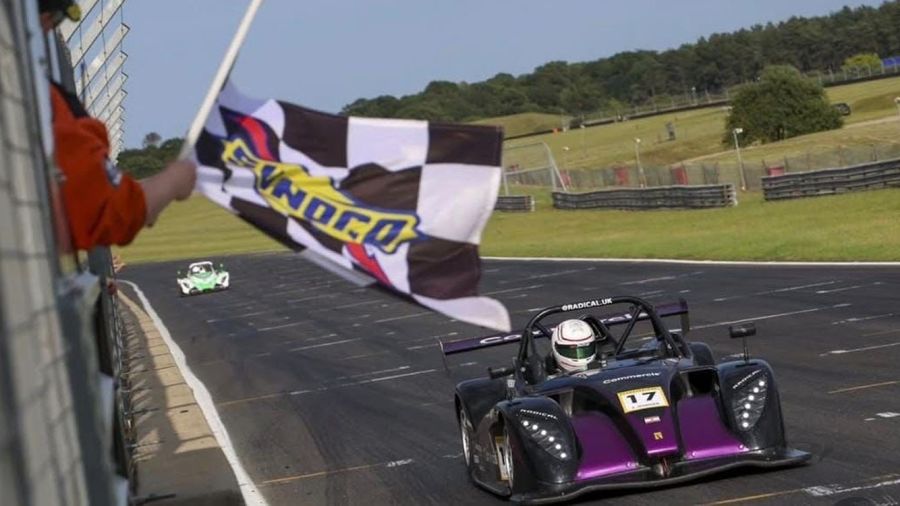 Auto – Stéphanie Hobeika rebondit et monte sur le podium à Snetterton