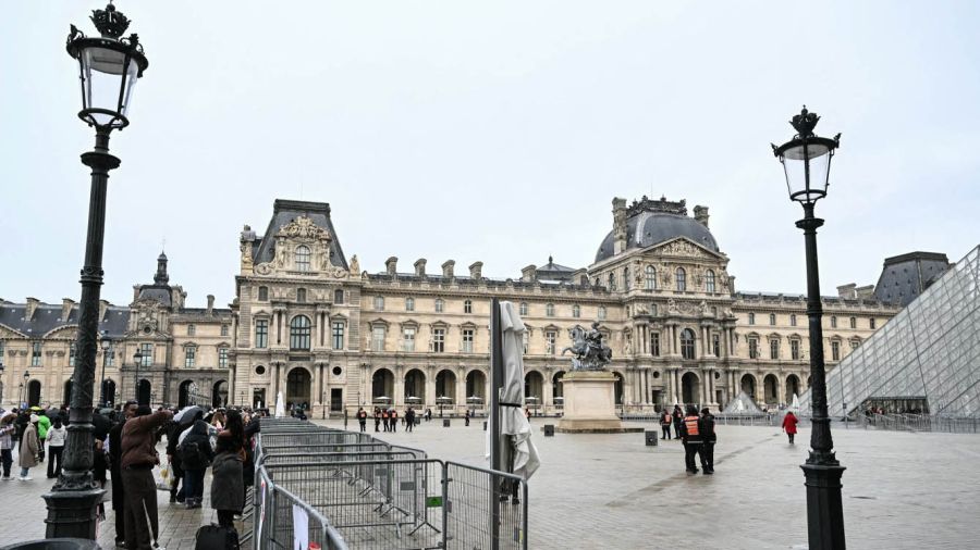 Les images du vol spectaculaire du Louvre dévoilées pour la première fois