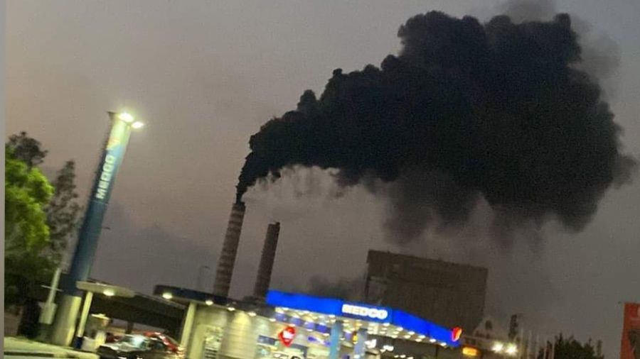 Une épaisse fumée noire couvre le ciel de Zouk