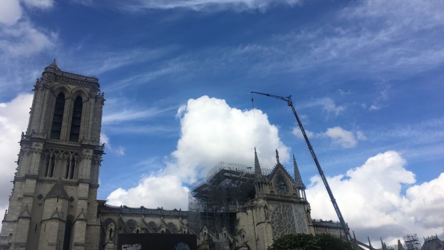 Notre-Dame: six vitraux anciens bientôt remplacés par Claire Tabouret