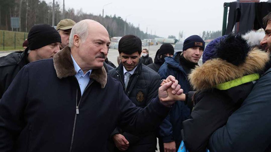 Bélarus: Loukachenko promet aux migrants qu'il ne les retiendra pas