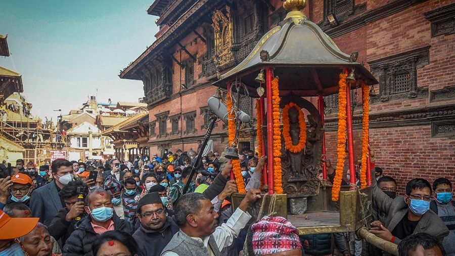 Retrouvée aux Etats-Unis , une statue hindoue volée revient dans son temple au Népal